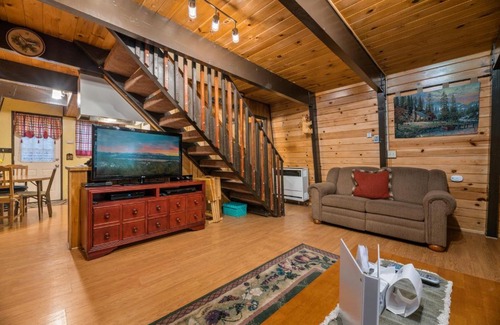 Big Bear Lake House | Comfy Cubby - Cozy mountain home in a great location near Bear Mountain Ski Resort