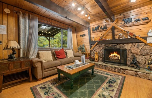 Big Bear Lake House | Comfy Cubby - Cozy mountain home in a great location near Bear Mountain Ski Resort
