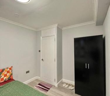 Whittington House | Comfy Double Room in Colindale With Shared Bathroom