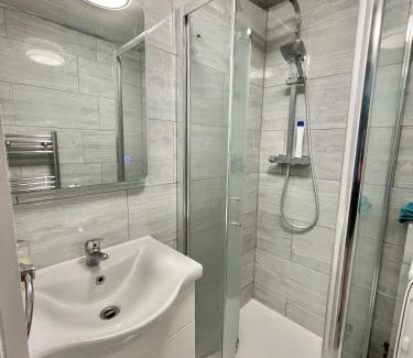 Whittington House | Comfy Double Room in Colindale With Shared Bathroom