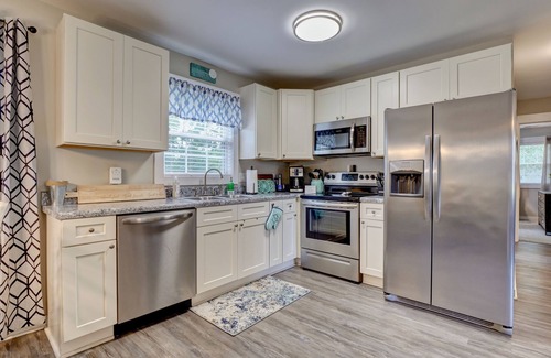 Wilmington House | Comfy, family-friendly, dog-friendly, 3 bedroom home with a pool