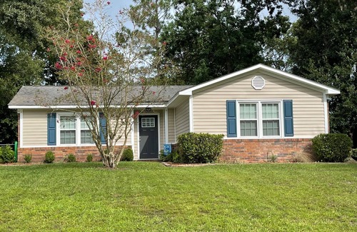 Wilmington House | Comfy, family-friendly, dog-friendly, 3 bedroom home with a pool