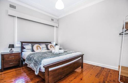 Kingsgrove House | Comfy Family Home @ Kingsgrove Sleeps 7 with 2 Bathrooms & Parking