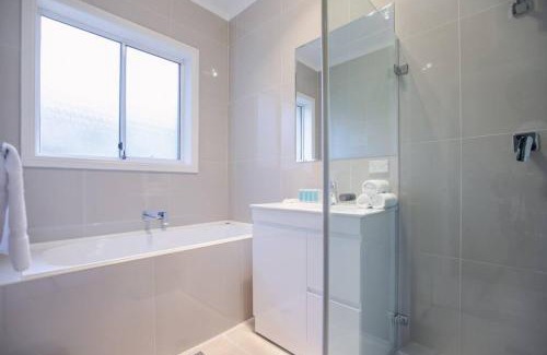 Kingsgrove House | Comfy Family Home @ Kingsgrove Sleeps 7 with 2 Bathrooms & Parking