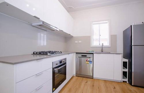 Kingsgrove House | Comfy Family Home @ Kingsgrove Sleeps 7 with 2 Bathrooms & Parking