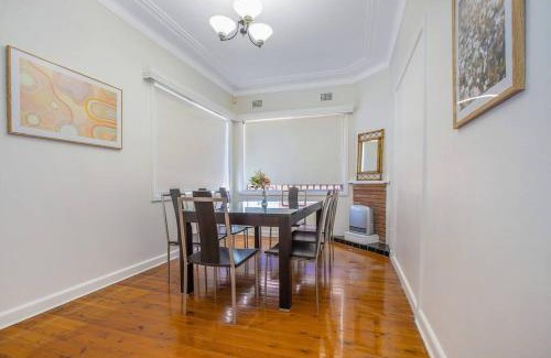 Kingsgrove House | Comfy Family Home @ Kingsgrove Sleeps 7 with 2 Bathrooms & Parking
