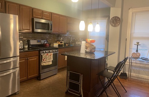 Elizabeth House | Comfy, family sized home, 10 minutes from the airport. Dog & 420 friendly.