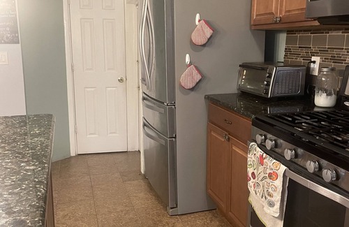 Elizabeth House | Comfy, family sized home, 10 minutes from the airport. Dog & 420 friendly.
