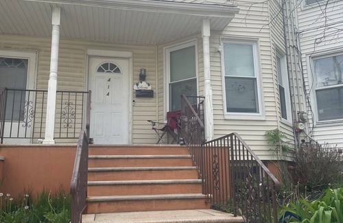 Elizabeth House | Comfy, family sized home, 10 minutes from the airport. Dog & 420 friendly.