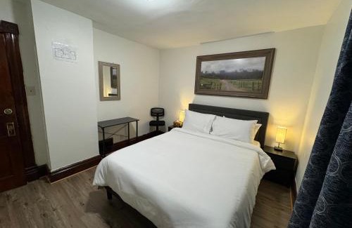 Downtown Niagara Falls House | Comfy Getaway, 5 Bed, Sleeps 9, walk to falls!