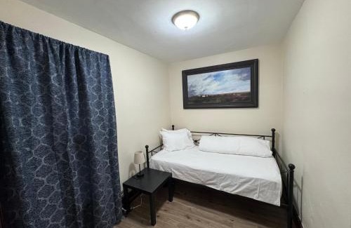 Downtown Niagara Falls House | Comfy Getaway, 5 Bed, Sleeps 9, walk to falls!