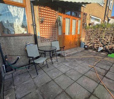 Enfield Lock Apartment | Comfy guest one bedroom