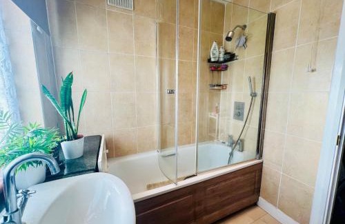 Enfield Lock Apartment | Comfy guest one bedroom
