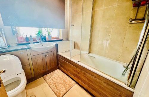 Enfield Lock Apartment | Comfy guest one bedroom