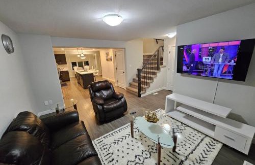 Regina Villa | Comfy Home in Harbour Landing - Regina