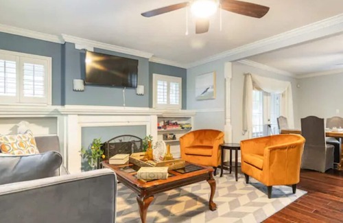 Tower Homes House | Comfy KC Bungalow minutes from the attractions!