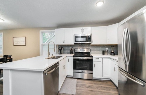 South Perry District House | Comfy & Modern Home Near Downtown Spokane
