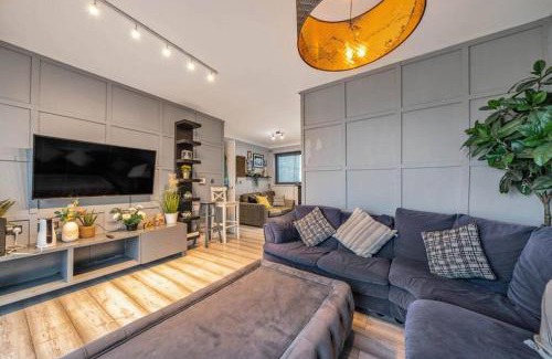 Lansbury Apartment | Comfy Modern Unit Near Canary Wharf-Top-Floor Privacy-Ideal for Business and Leisure