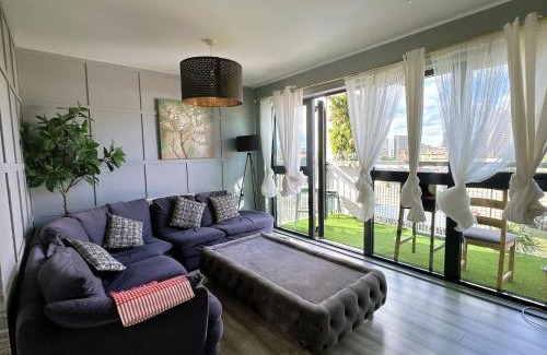Lansbury Apartment | Comfy Modern Unit Near Canary Wharf-Top-Floor Privacy-Ideal for Business and Leisure