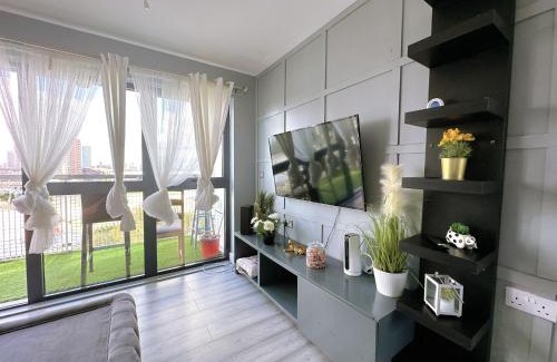 Lansbury Apartment | Comfy Modern Unit Near Canary Wharf-Top-Floor Privacy-Ideal for Business and Leisure