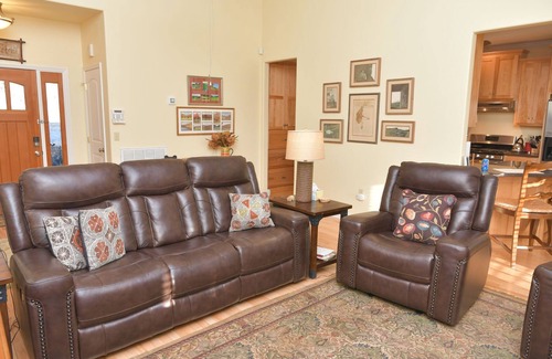 Ozone House | Comfy Mountain Top Home, Pet Friendly, Great Sunsets & Star Gazing from Hot Tub