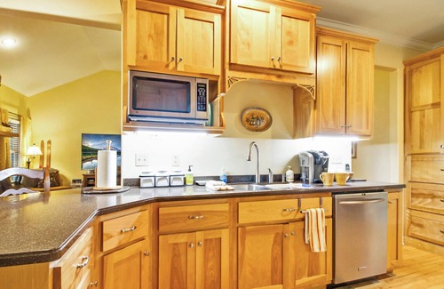 Ozone House | Comfy Mountain Top Home, Pet Friendly, Great Sunsets & Star Gazing from Hot Tub