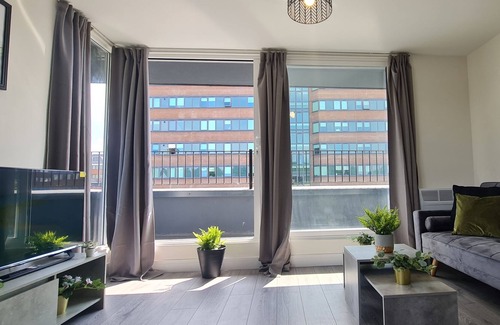 Hemel Hempstead Apartment | Comfy One Bedroom Entire Apartment With 270 Degree View and Private Balcony