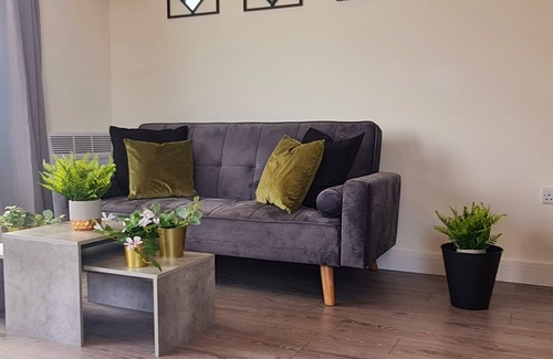 Hemel Hempstead Apartment | Comfy One Bedroom Entire Apartment With 270 Degree View and Private Balcony