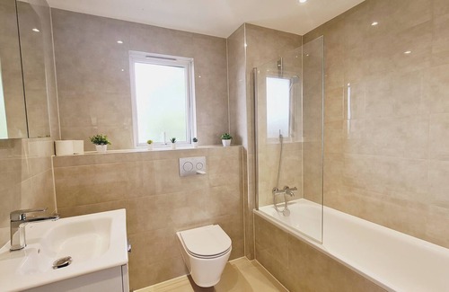 Hemel Hempstead Apartment | Comfy One Bedroom Entire Apartment With 270 Degree View and Private Balcony