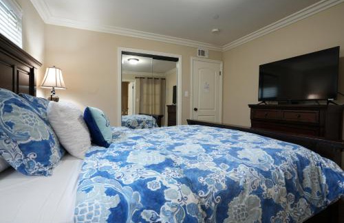 Hermosa Village House | Comfy Pool Home,1/4 mile Walk To Disneyland