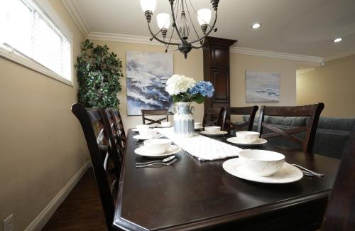 Hermosa Village House | Comfy Pool Home,1/4 mile Walk To Disneyland