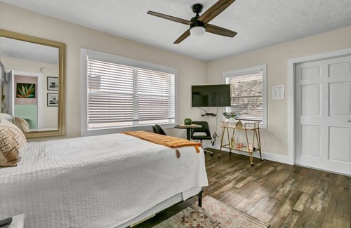 Safety Harbor Hotel | Comfy Queen Studio | Harbor Gem, Walkable DT
