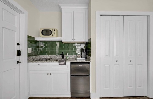 Safety Harbor Hotel | Comfy Queen Studio | Harbor Gem, Walkable DT