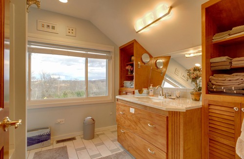 Schuylerville House | Comfy Schuylerville Carriage Getaway w/ Views
