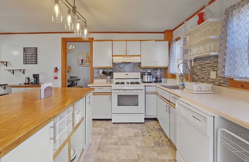 West Haven House | Comfy Seaview 3 bedroom minutes from Yale and the beach