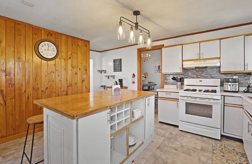 West Haven House | Comfy Seaview 3 bedroom minutes from Yale and the beach