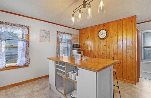 West Haven House | Comfy Seaview 3 bedroom minutes from Yale and the beach