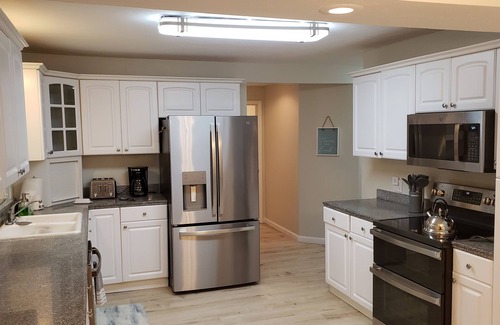 Brookings House | Comfy Spacious Home, Minutes to Beaches, King Bed, Sleeps 9, WiFi, Dog friendly