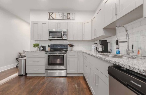 Sylvan Hills House | Comfy Spacious Zen Family Home By Airport-King Bed-Grill