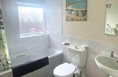 Southend-on-Sea Apartment | Comfy Staycation! 2BR City Centre Westcliff Beach & High St by Everhome Ltd