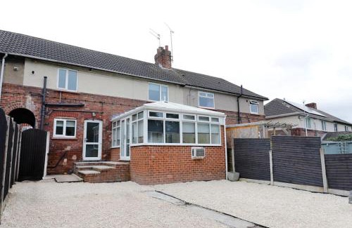 Braithwell Apartment | Comfy stays, Rotherham for contractors & Families, spacious conservatory, free parking, wifi etc