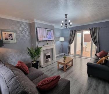 Braithwell Apartment | Comfy stays, Rotherham for contractors & Families, spacious conservatory, free parking, wifi etc