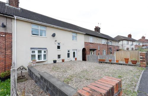 Braithwell Apartment | Comfy stays, Rotherham for contractors & Families, spacious conservatory, free parking, wifi etc