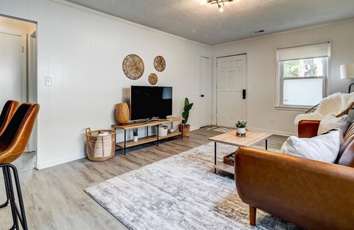 Tower Homes House | Comfy Waldo Home in KC. 5-Star Location!