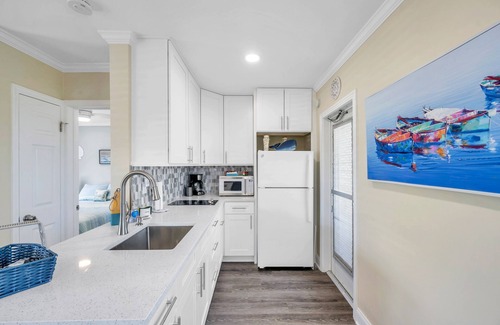 North Redington Beach Condo | Coming Back 2026. Cozy 1BR Condo with parking, 0min walk to Beach!