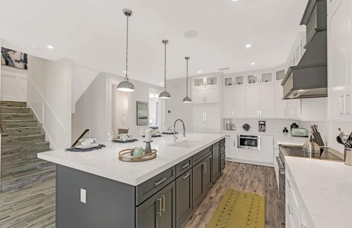 Ilexhurst House | Coming in Hot! Rooftop Views + Pool & Spa!