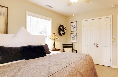 Tilghman House | Commander's Getaway | an ESVR property