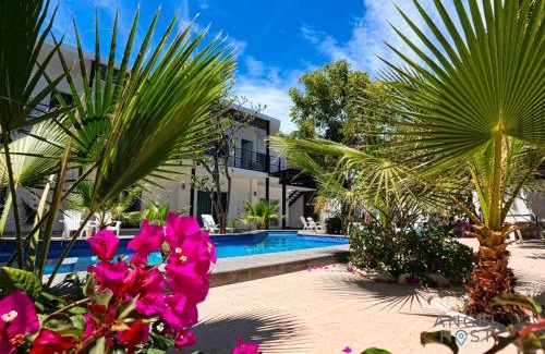 La Paz Hotel | Commercial Zone Studios, Pool, BBQ and Beach 7 Blocks