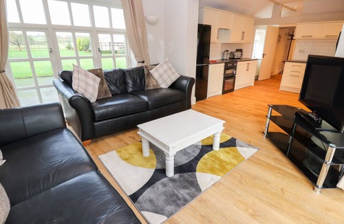 Wrexham House | COMMONWOOD COTTAGE, pet friendly, with a garden in Holt, North Wales
