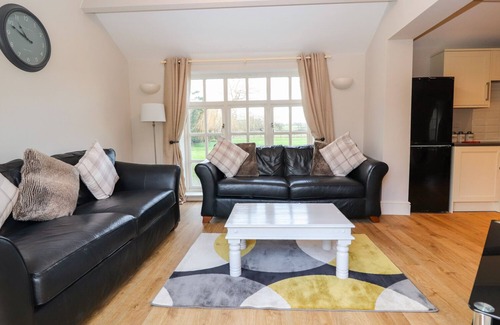 Wrexham House | COMMONWOOD COTTAGE, pet friendly, with a garden in Holt, North Wales